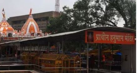 पुजारियों ने प्राचीन हनुमान मंदिर के बाहर किया प्रदर्शन, केजरीवाल से घोषणाओं पर स्पष्टीकरण मांगा